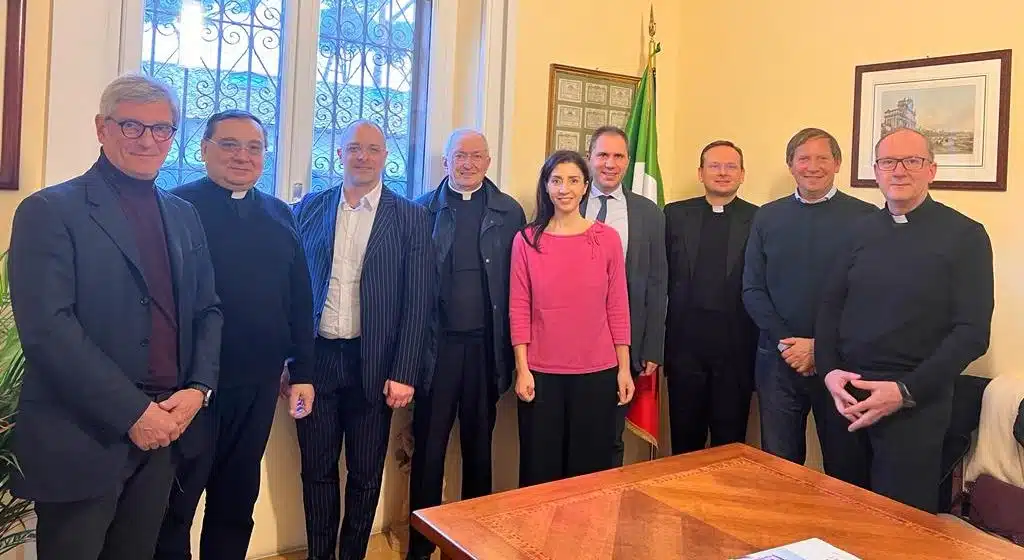 Foto di gruppo dei sacerdoti e dei soci fondatori dell'Associazione